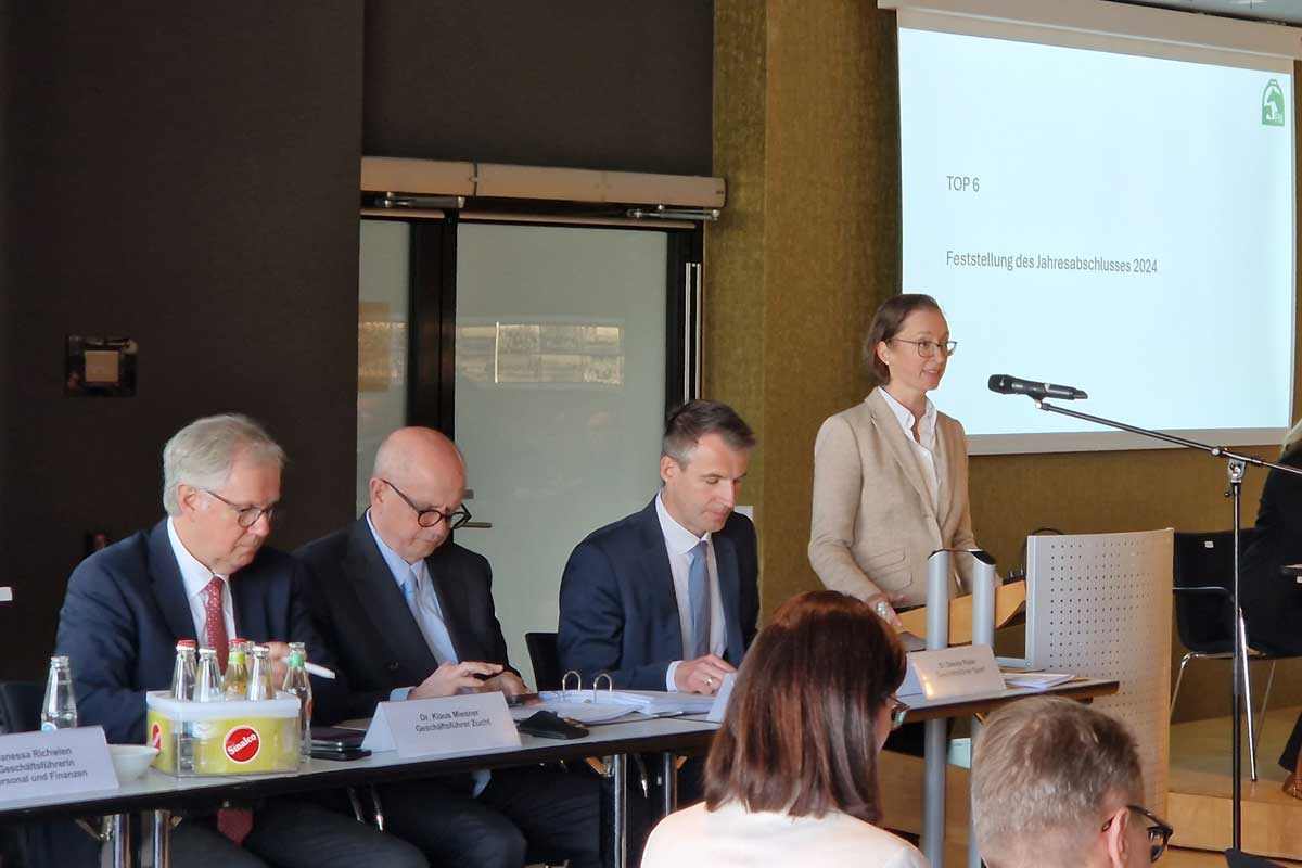 Finanzvorstndin Vanessa Richwien stellte der Mitgliederversammlung den FN-Haushalt vor. Foto: FN